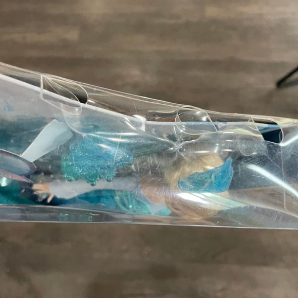 NEW 2014 Mattel Disney Frozen Ice Power Elsa Doll-Light Up Snowflake - Picture 11 of 13